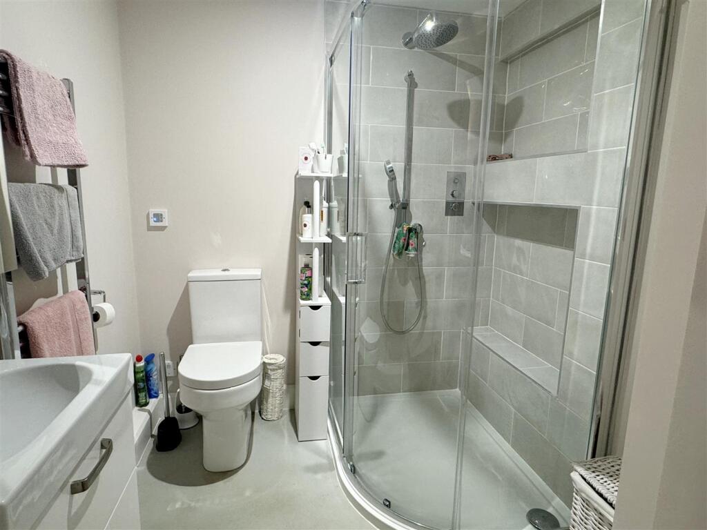 En Suite 2.JPG