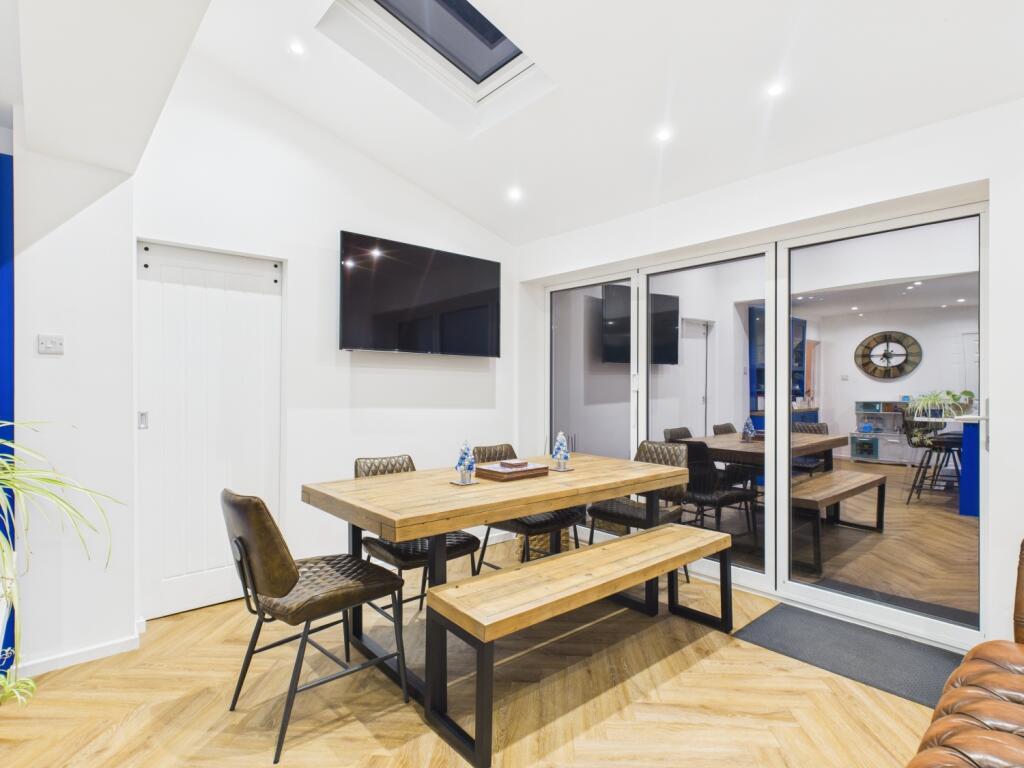 CAM03729G0-PR0201-STILL034