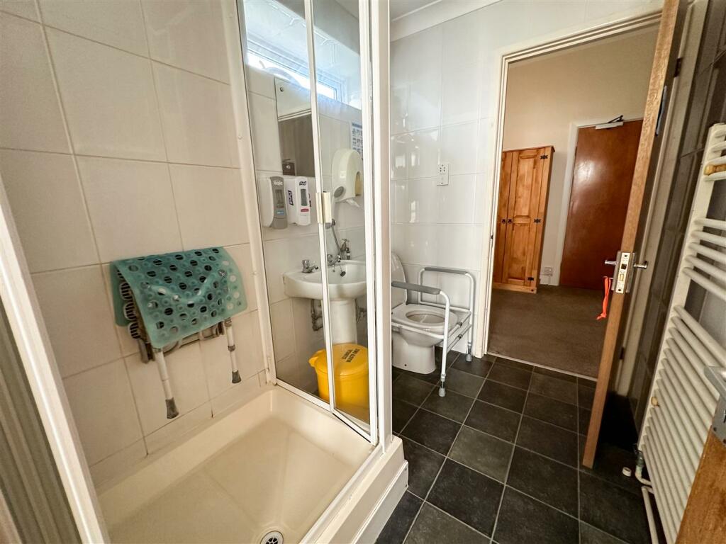 SHOWER ROOM