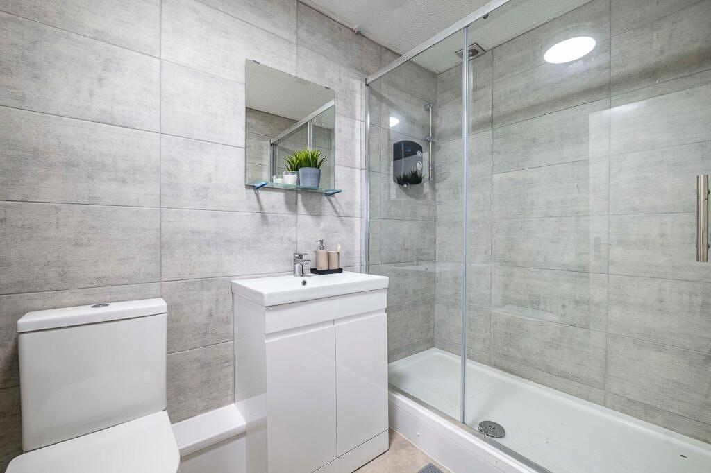 Modern and clean bathroom featuring a spacious ...