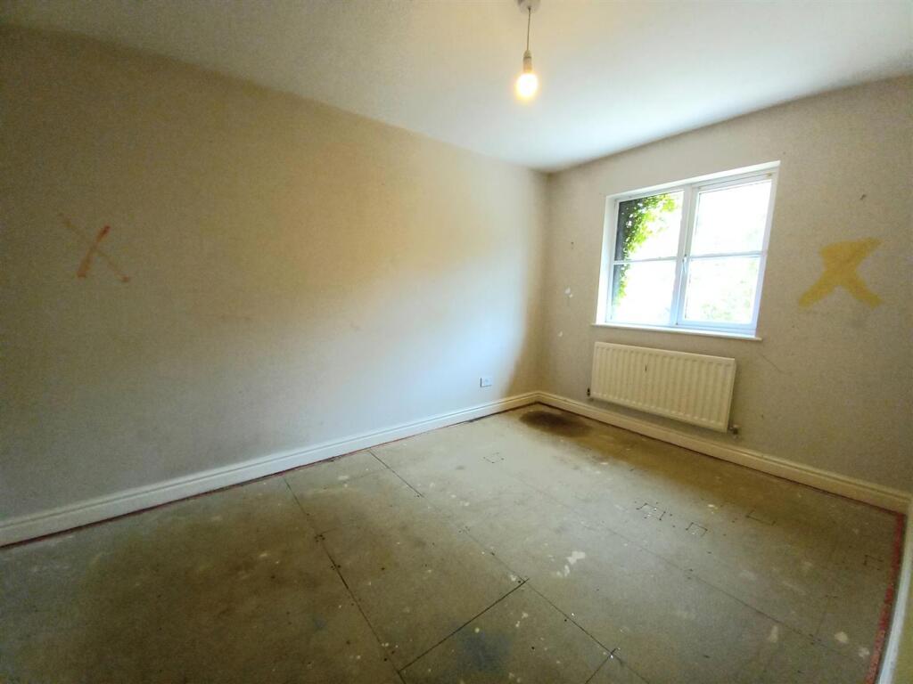 12 Drakes Close Bed 1.jpg