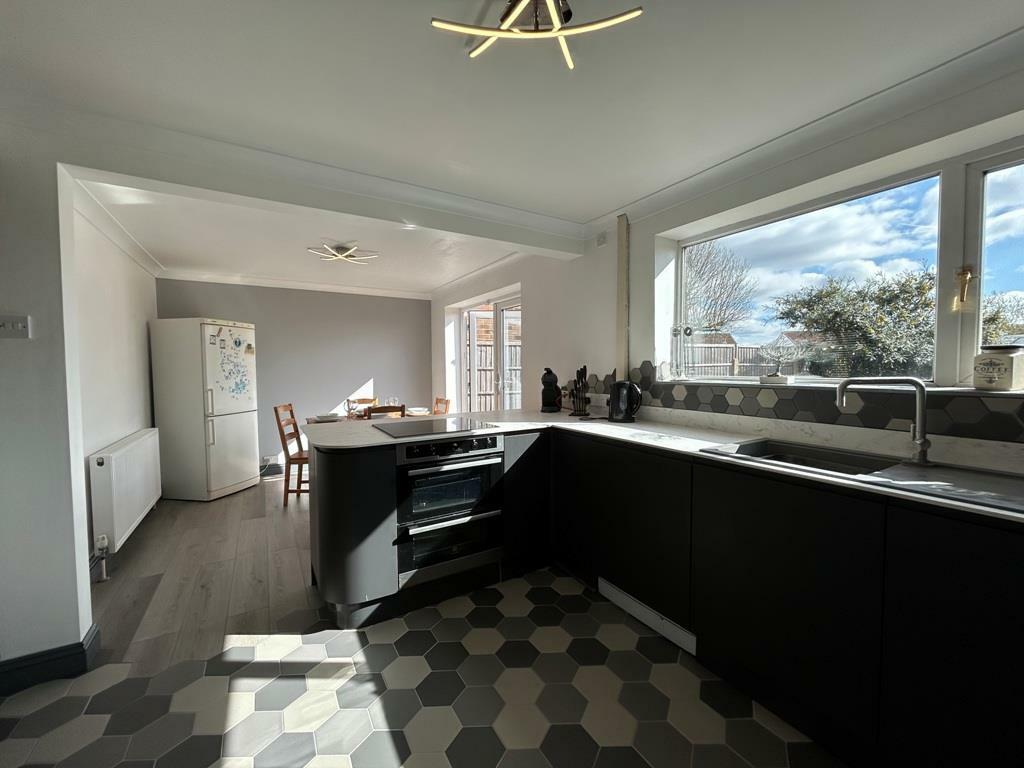 KITCHEN / DINING ROOM