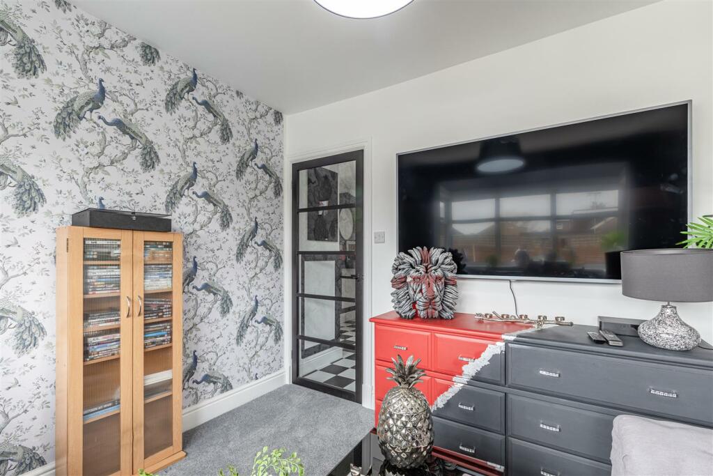 21 Linden Close, New Haw, KT15 3HG - 15.jpg
