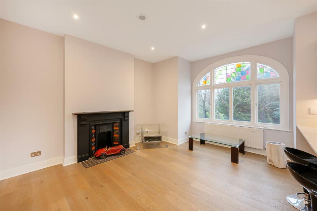 Flat C, 402 Fulham Palace Road Lo-3.jpg