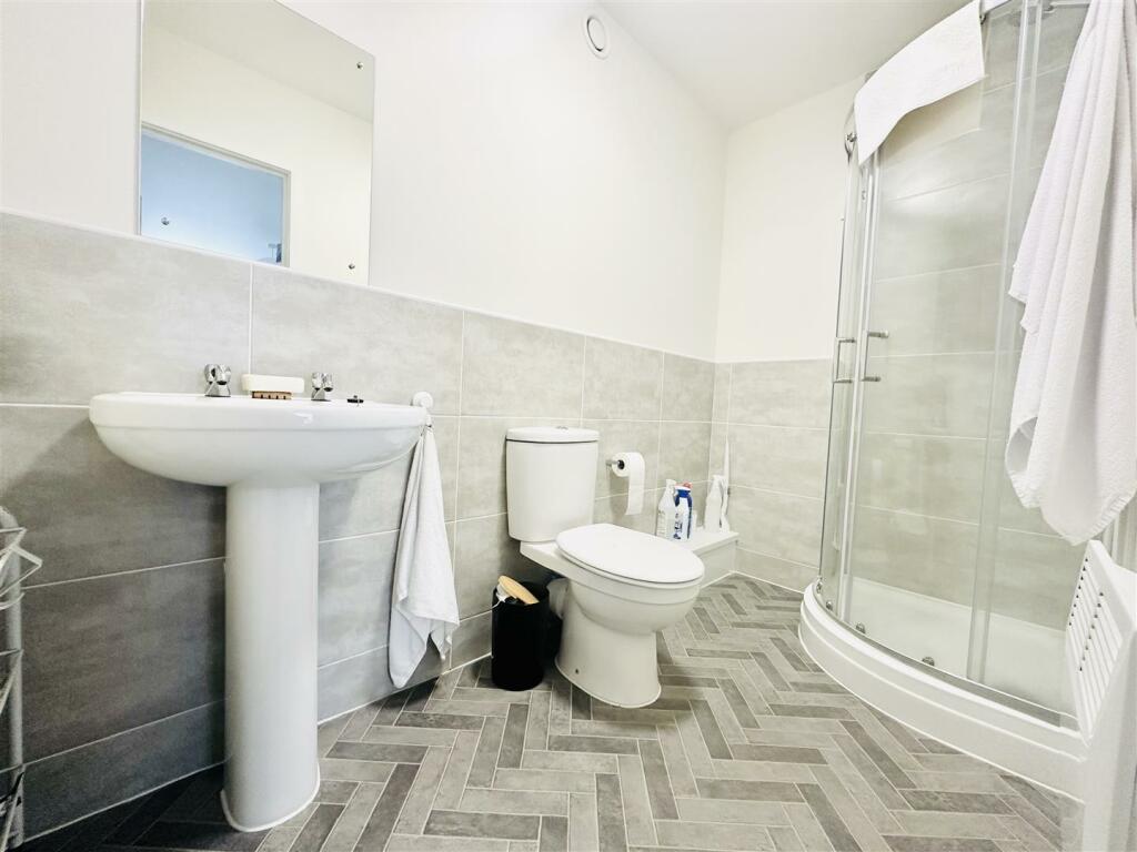 En suite to bedroom 1