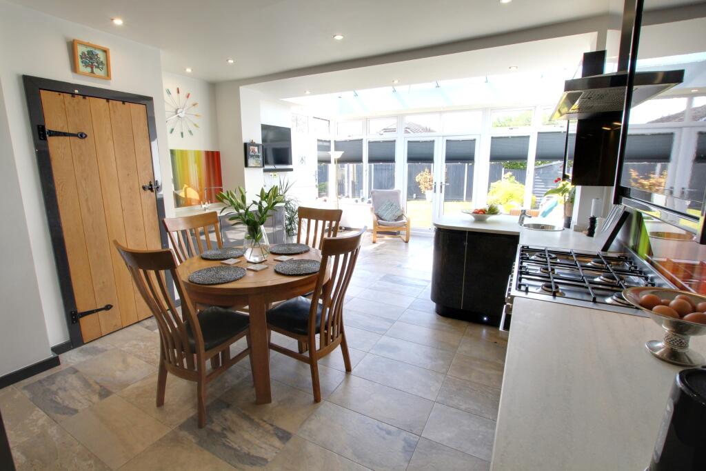 KITCHEN / FAMILY ROOM