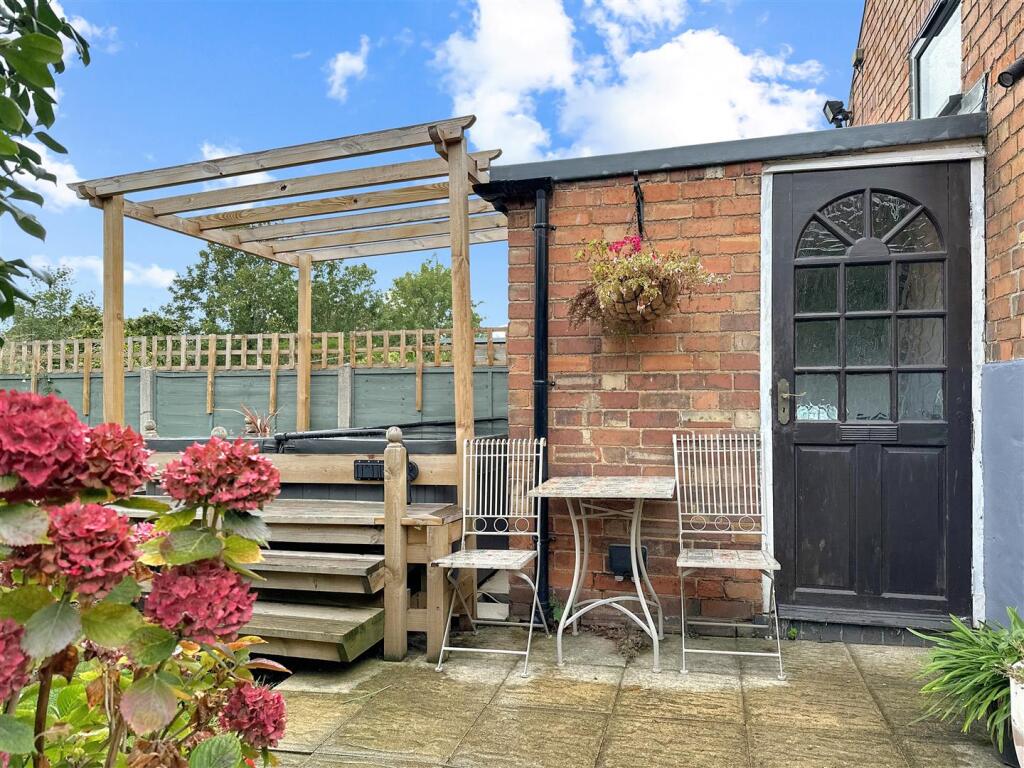 Outbuilding &amp; Entertainment Space 231