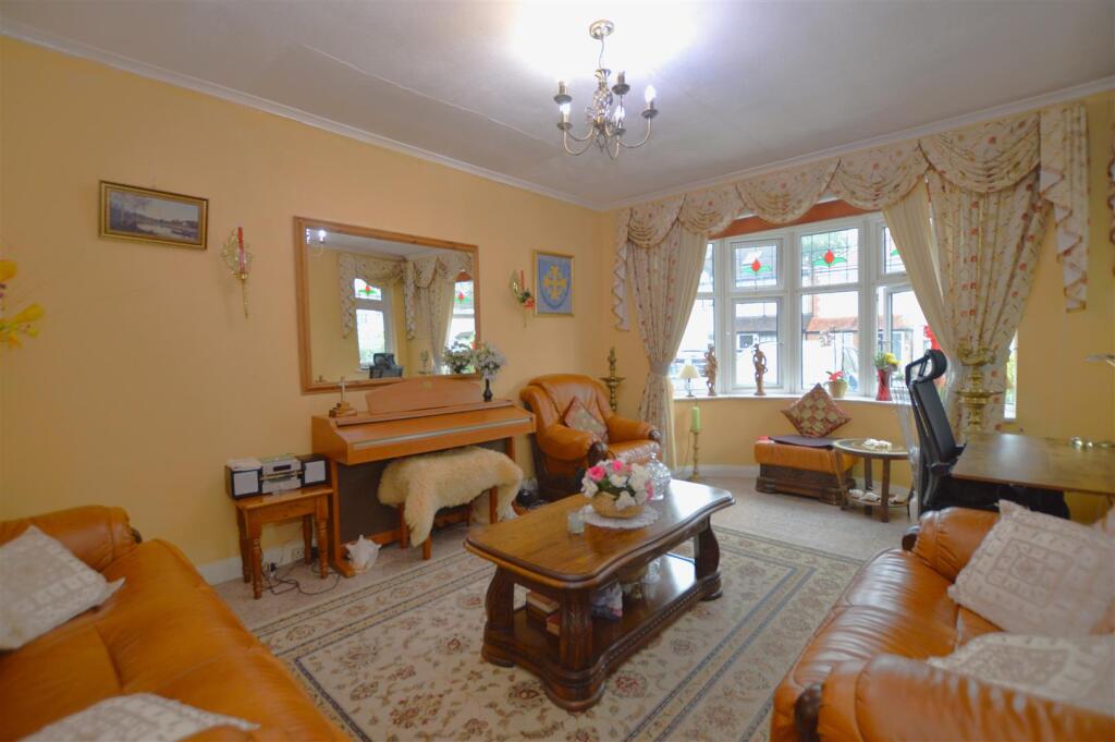 18 Lyndhurst Avenue living room.JPG