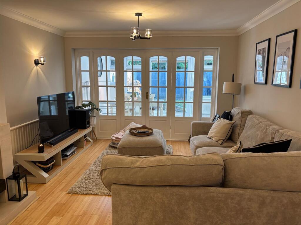 Lyneham Road Crowthorne, RG45 6NP