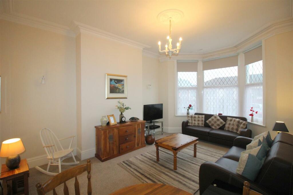 St Leonards Road West, Lounge.JPG