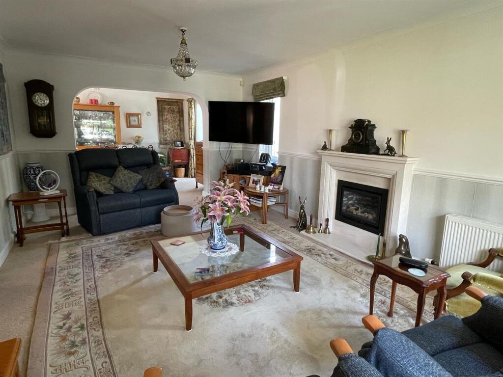 Lounge 2.jpg