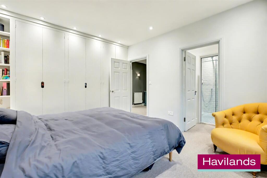 Hoodcote Gardens N21 2NE-15.jpg