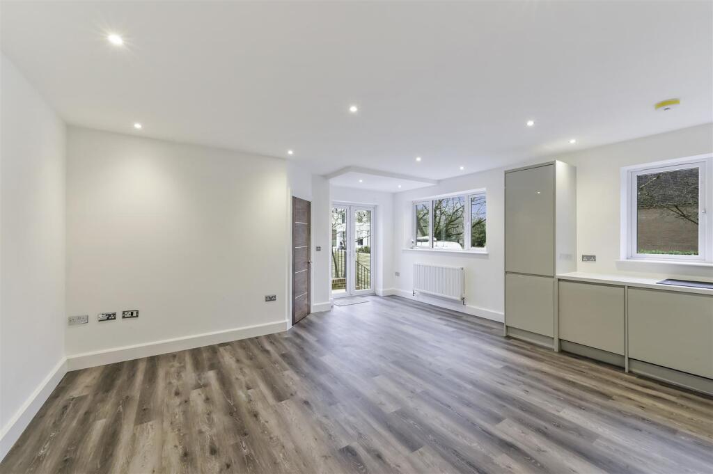 LYNWOOD OAKS FLAT 2 - (5).jpg