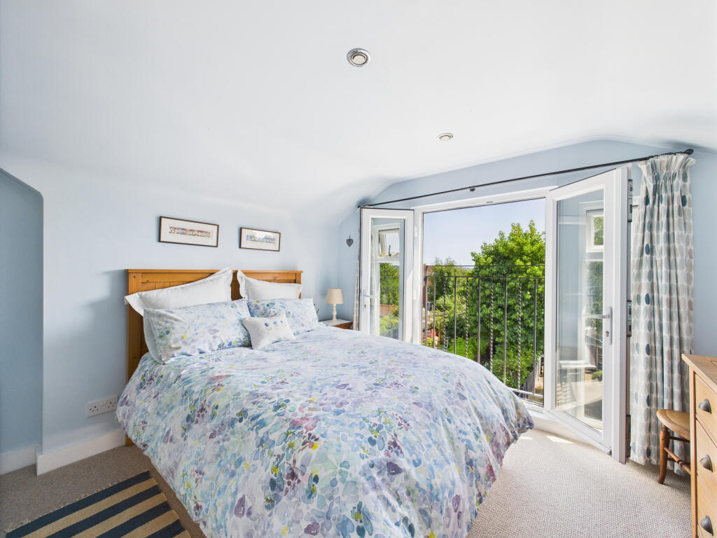 CAM01354G0-PR0572-STILL013