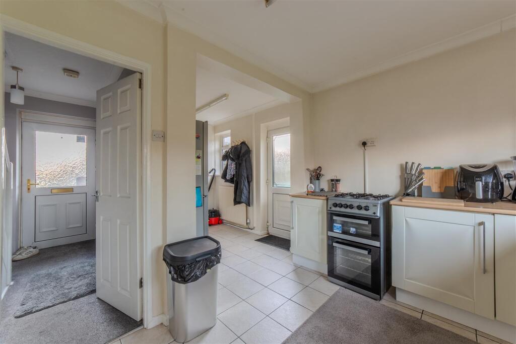 27 Keats Close-13.jpg