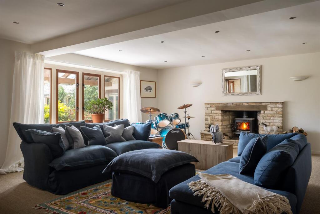 61 - High Barn - GL6 0QA - Web.jpg