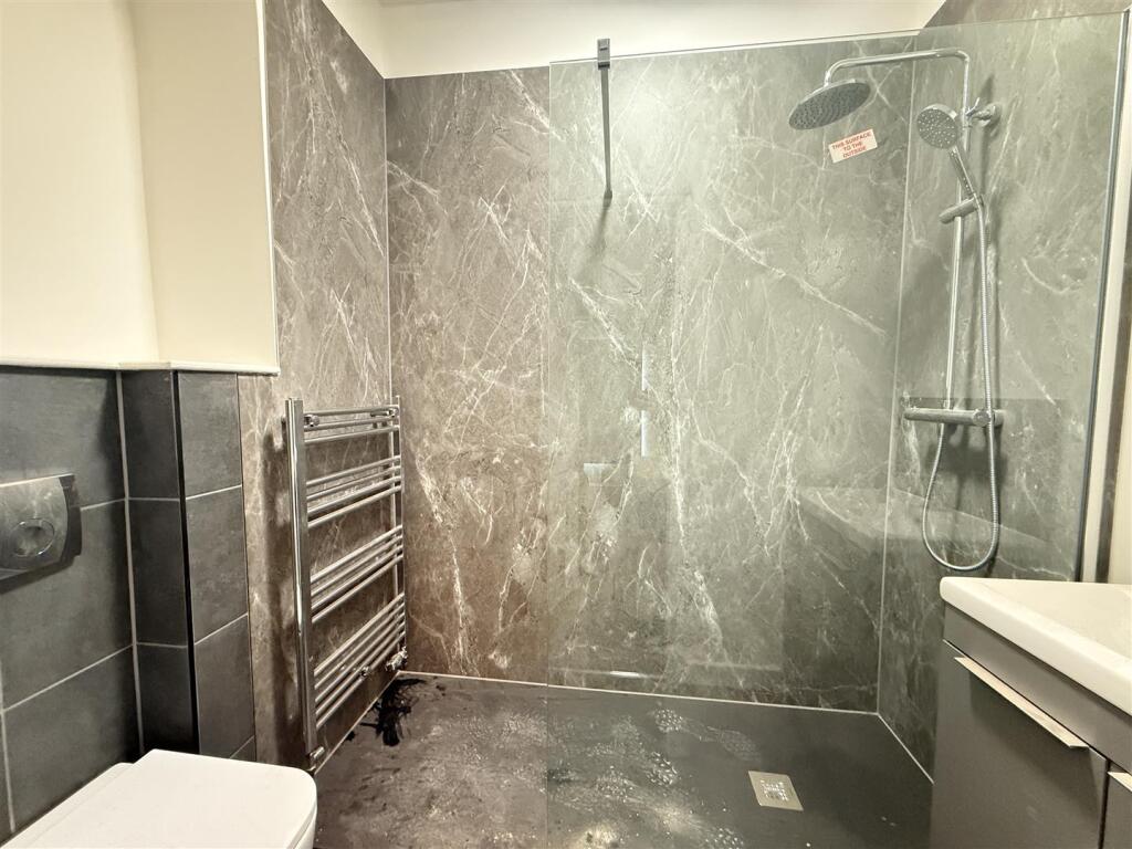 Ensuite 4.JPG