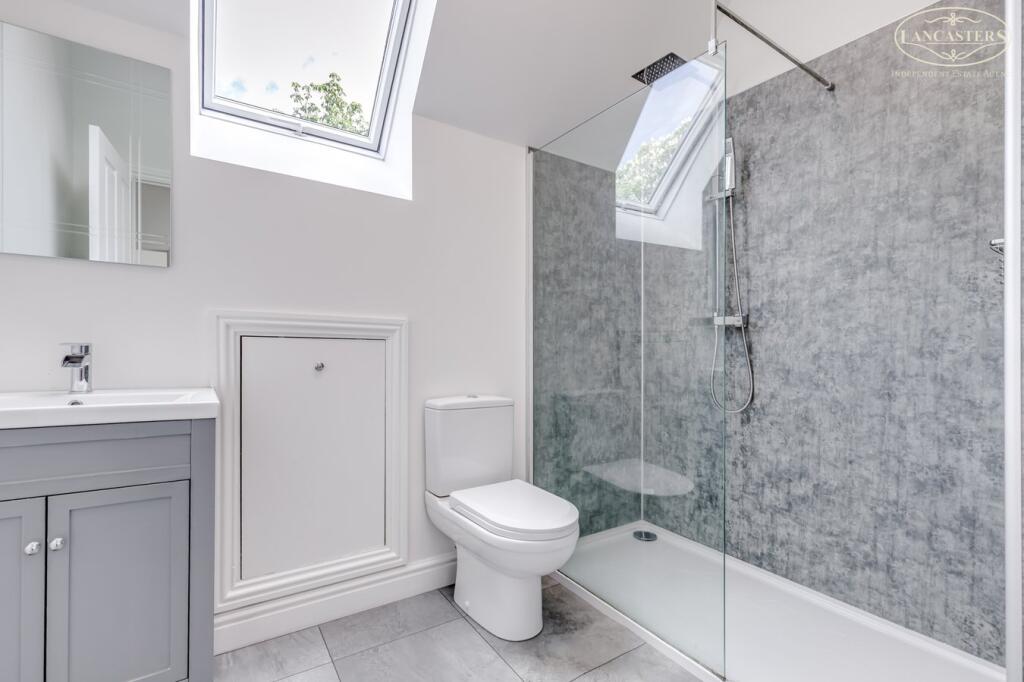 Bedroom 2 en suite 