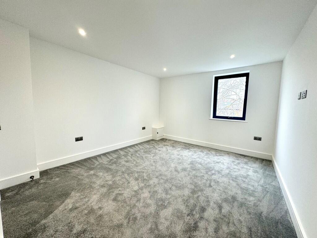 4 Thames view bed...