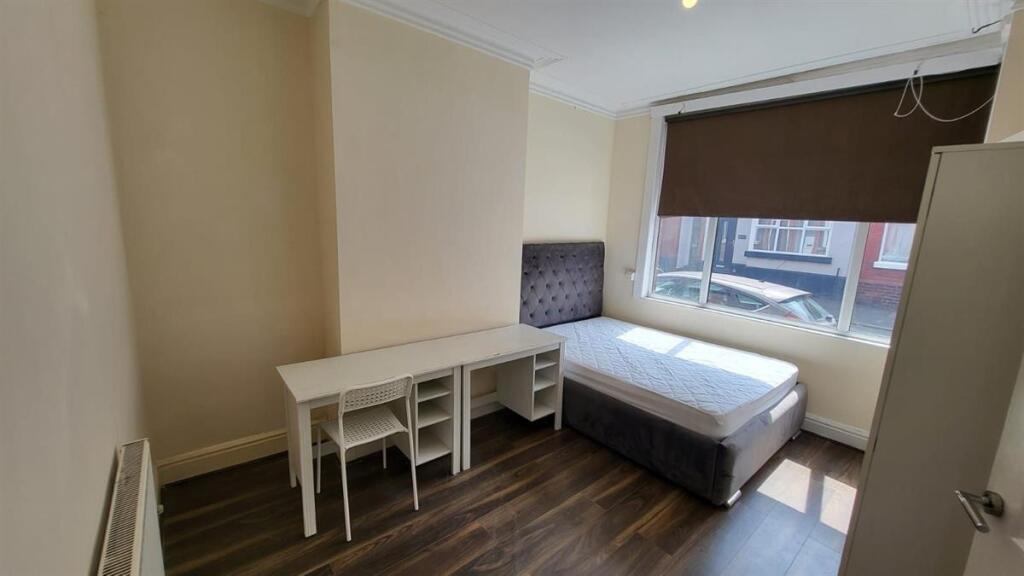 A bright, well-maintained single bedroom featur...