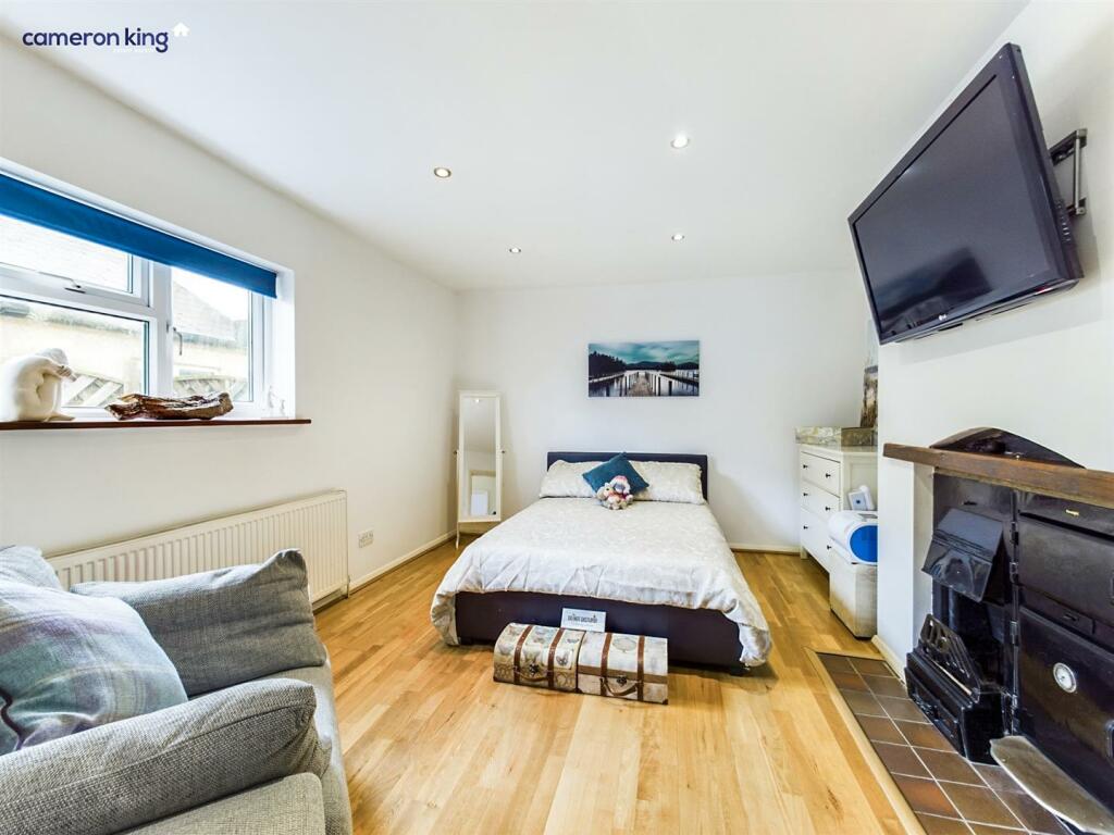 bed1.jpg