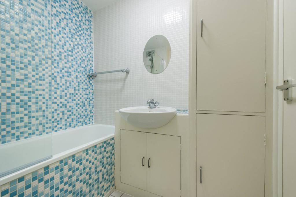 bathroom (1).jpg