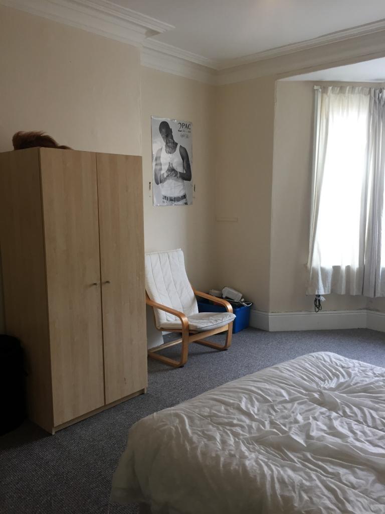 A cozy double bedroom featuring a comfortable b...
