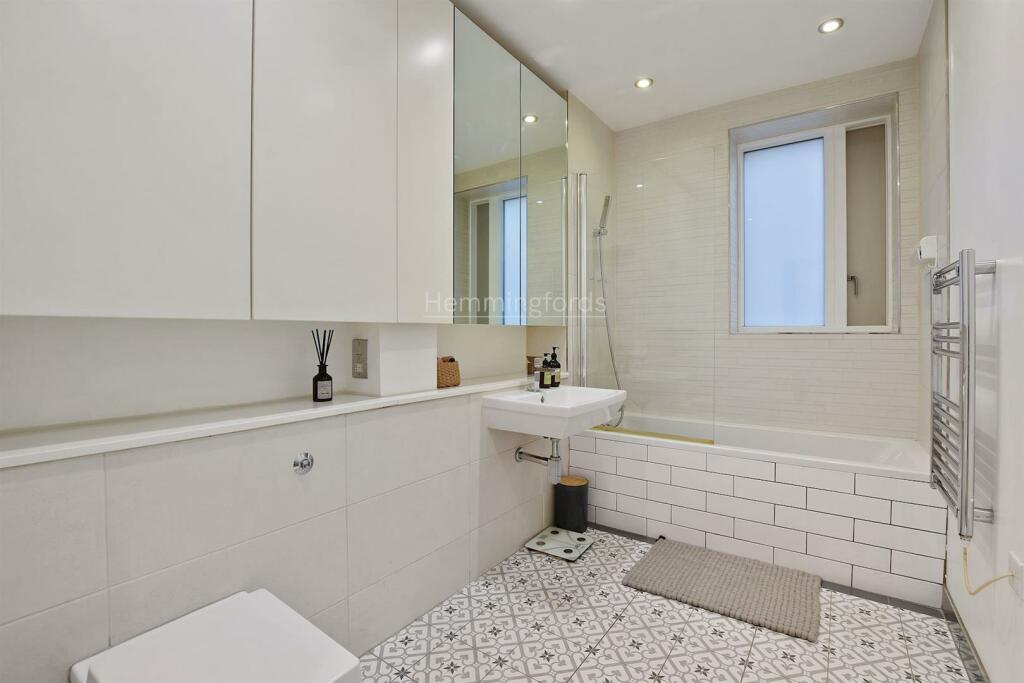 01-c96fGCHMF - Flat 1 103 Copenhagen St - Bathroom