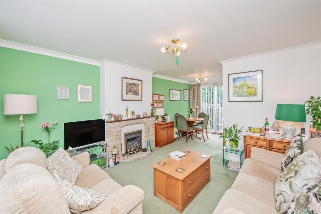 Living Room / Dining area