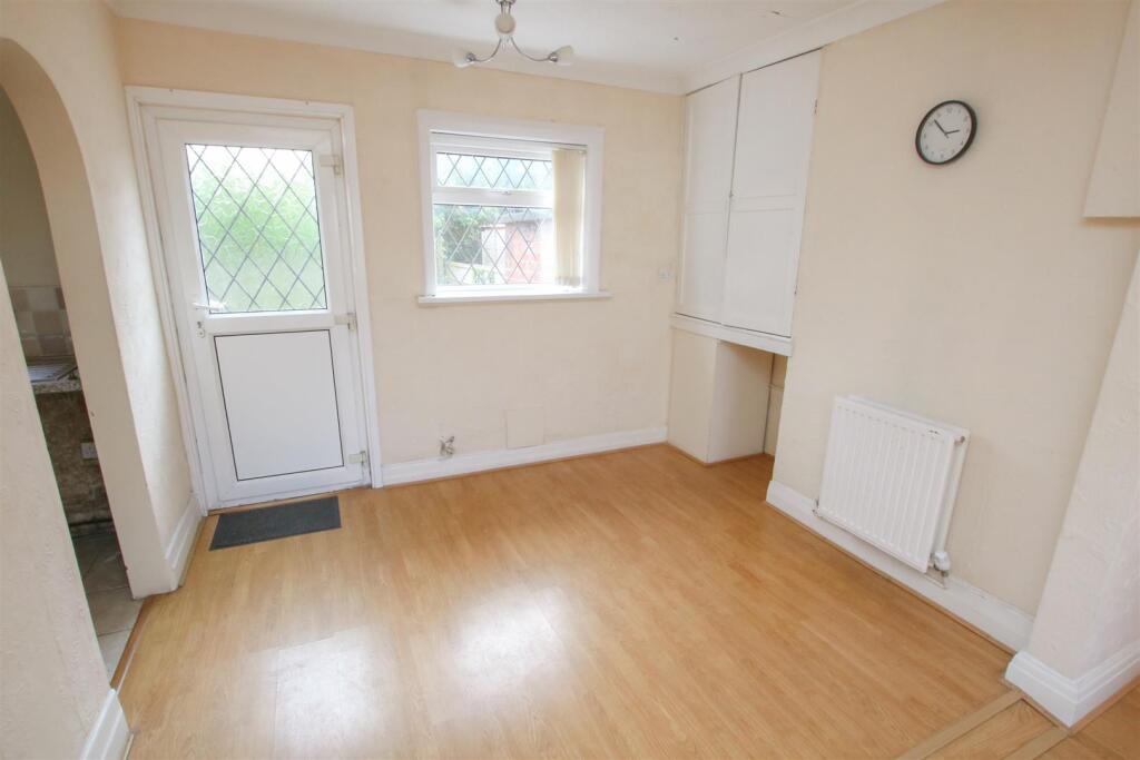 OPEN PLAN LOUNGE/ DINING ROOM
