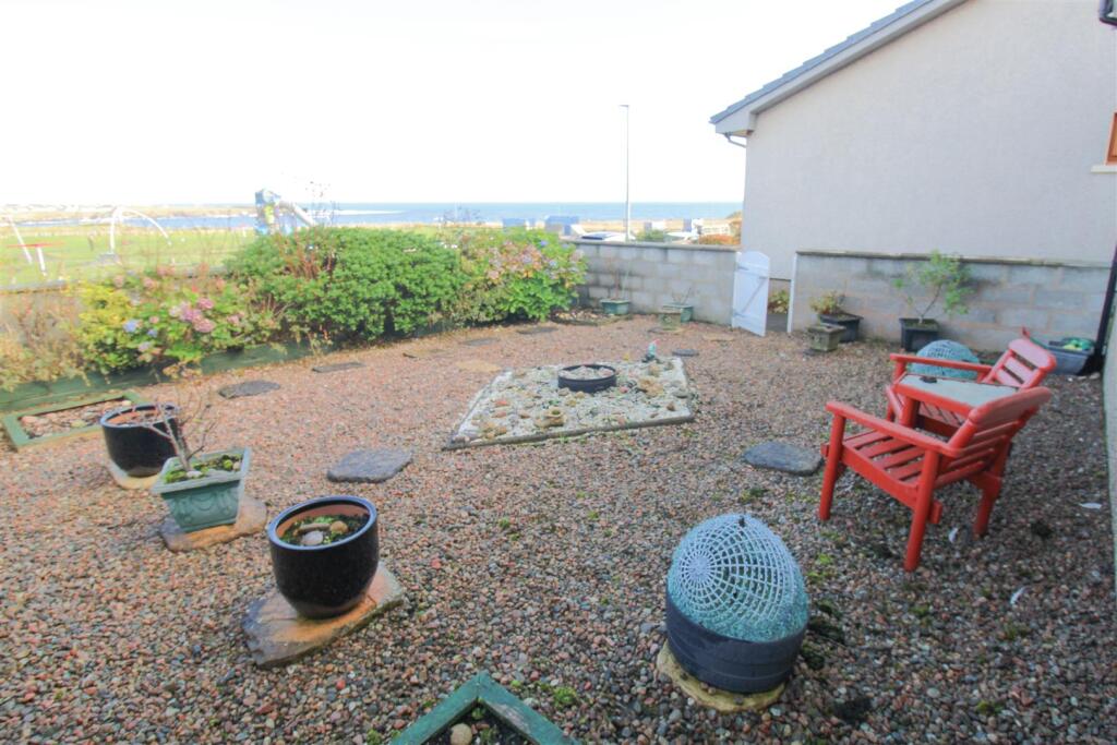 FRONT GARDEN.jpg