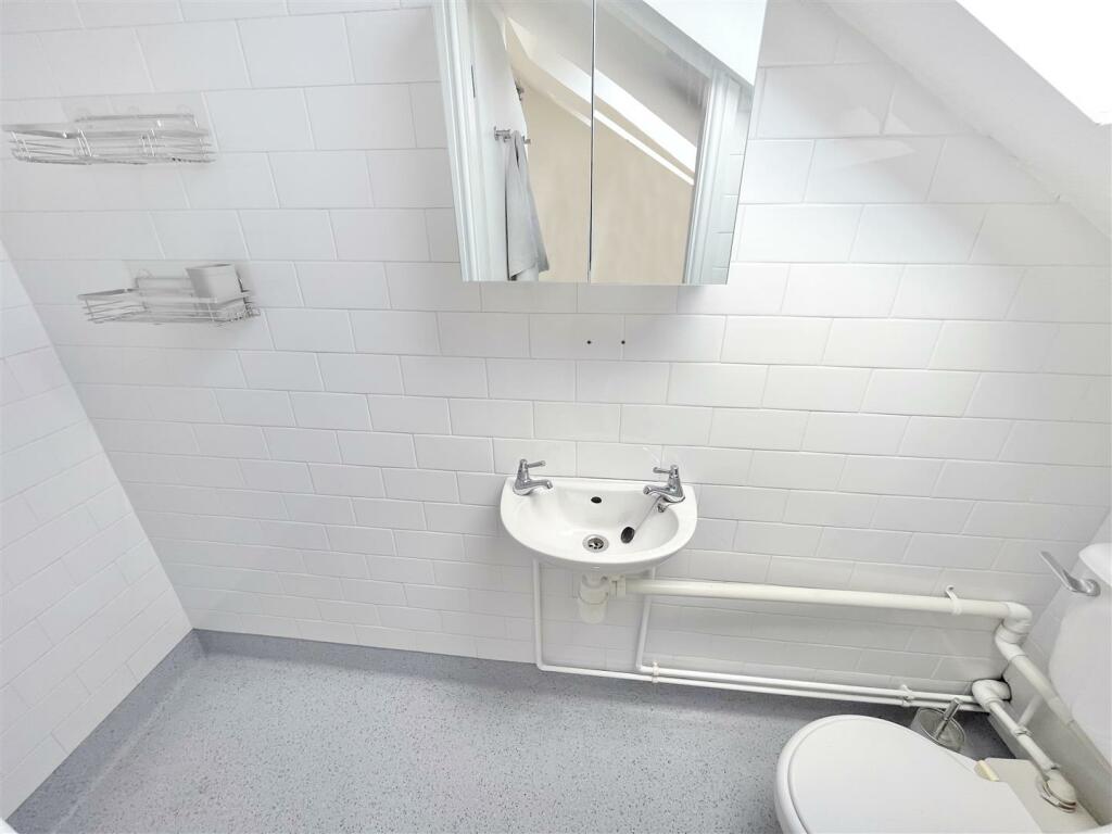 Bedroom 4 En Suite WC.jpg