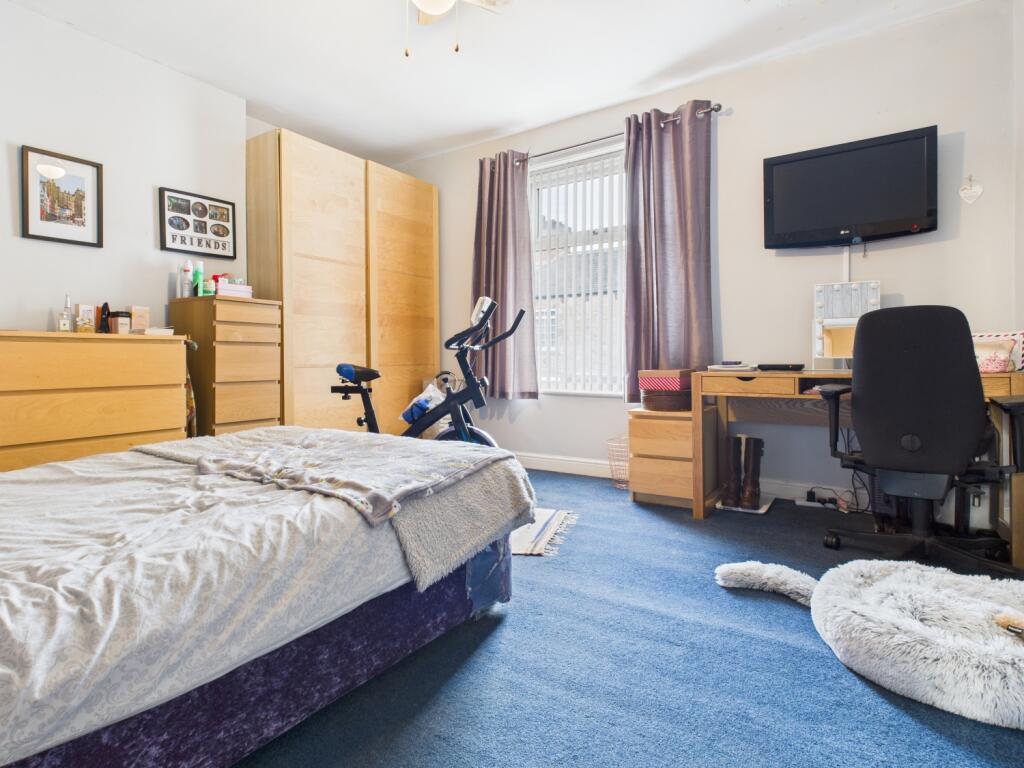 CAM03729G0-PR0203-STILL006