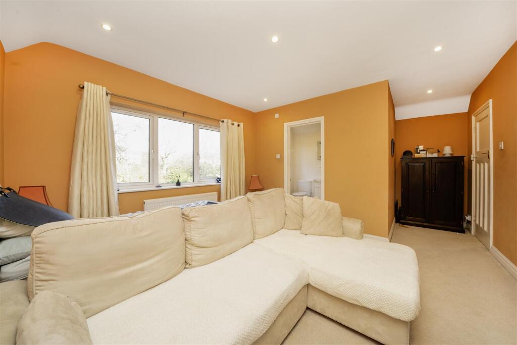 Davidson Frost-Wellings, DFW, Chiltern Avenue, Bus