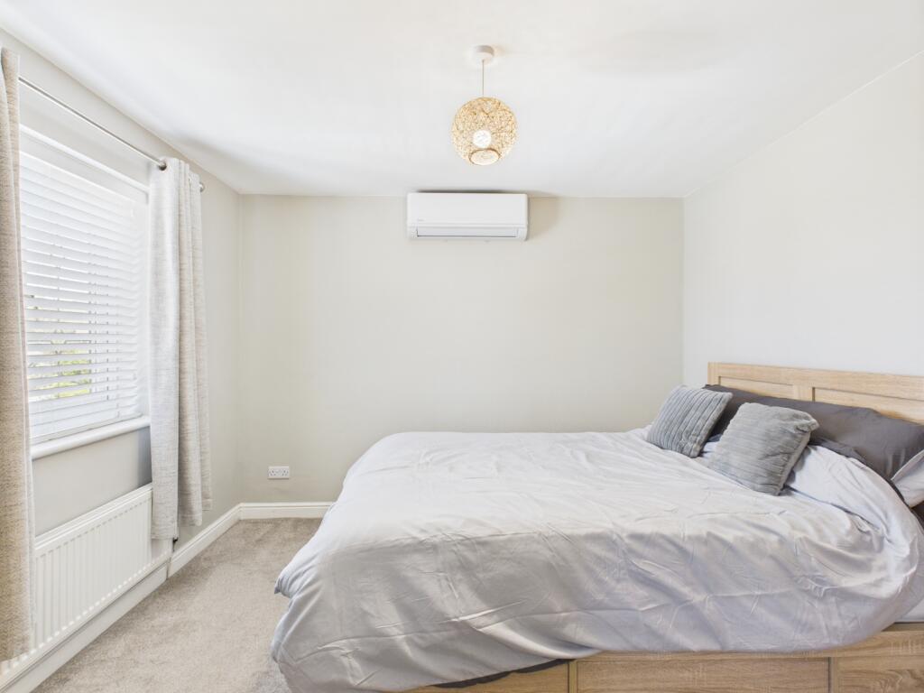 CAM03729G0-PR0090-STILL031