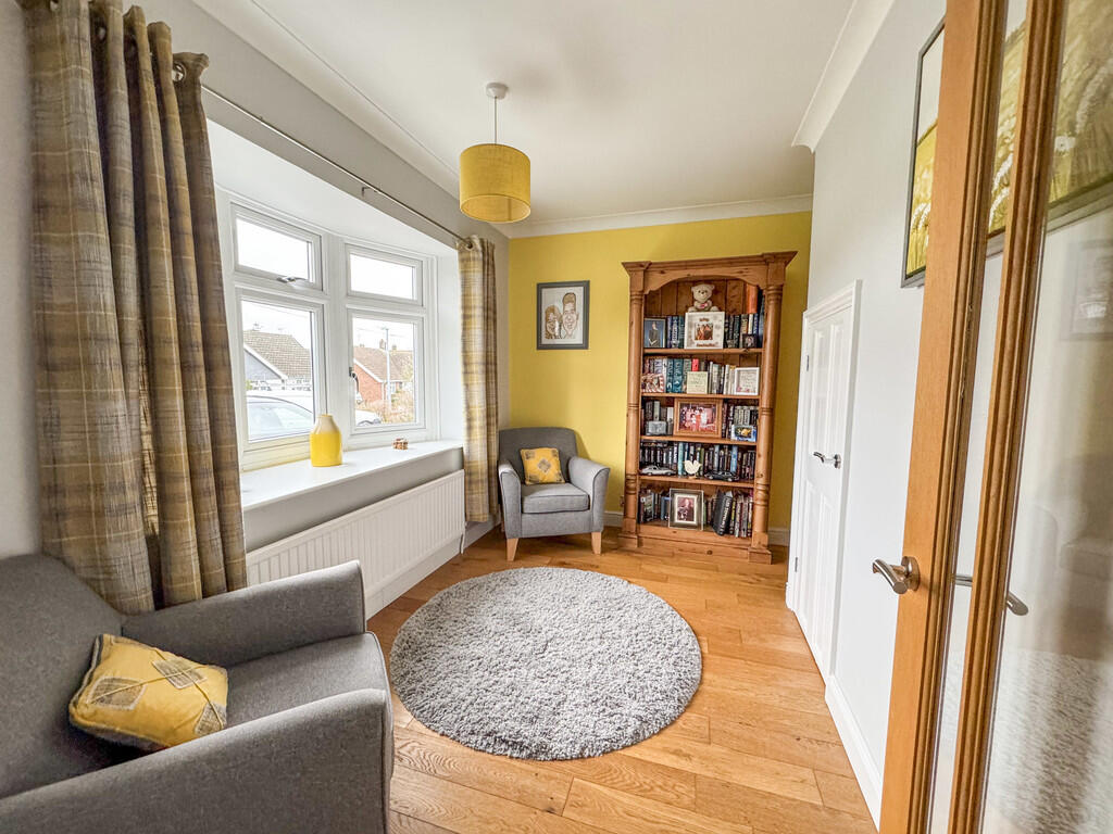 sitting room/ bed...