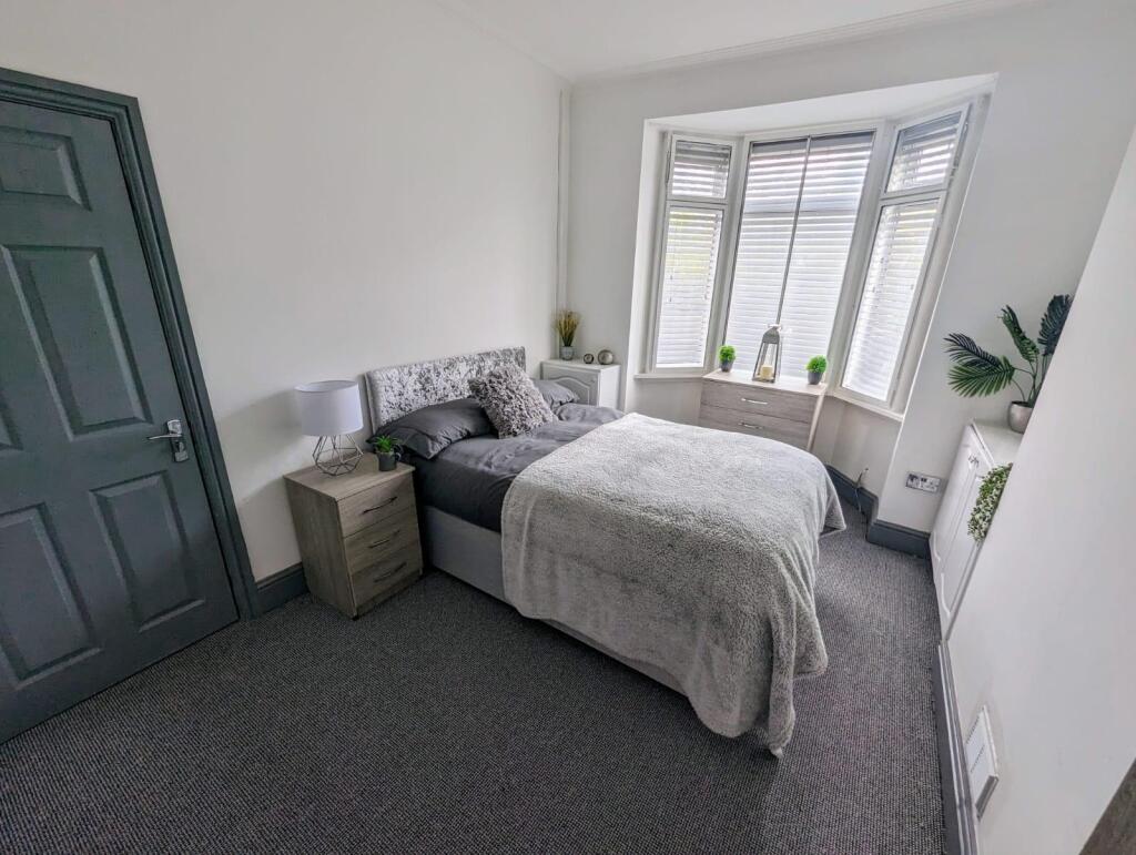 A neat and well-maintained double bedroom featu...