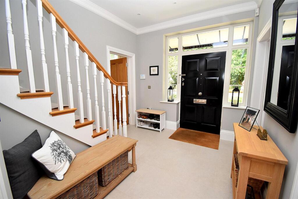 ENTRANCE HALL 1.JPG