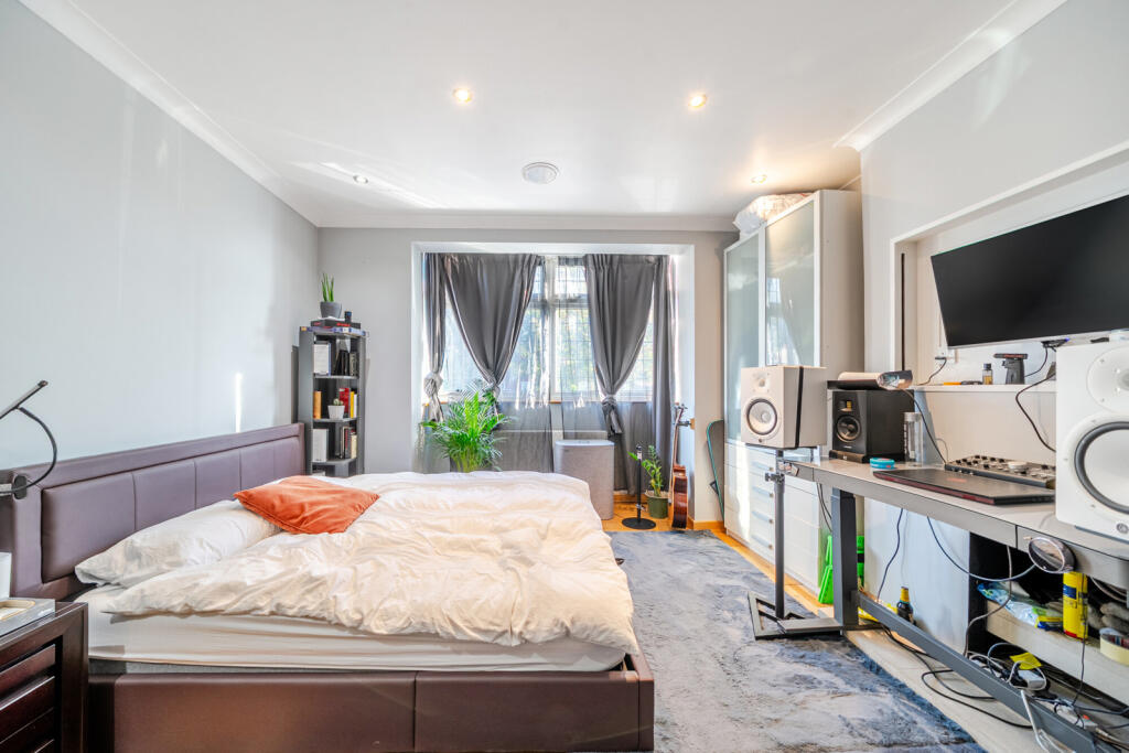 1364197-9-68e7caf...