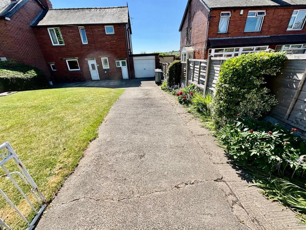 Off Street Parking / Driveway / Single Garage: