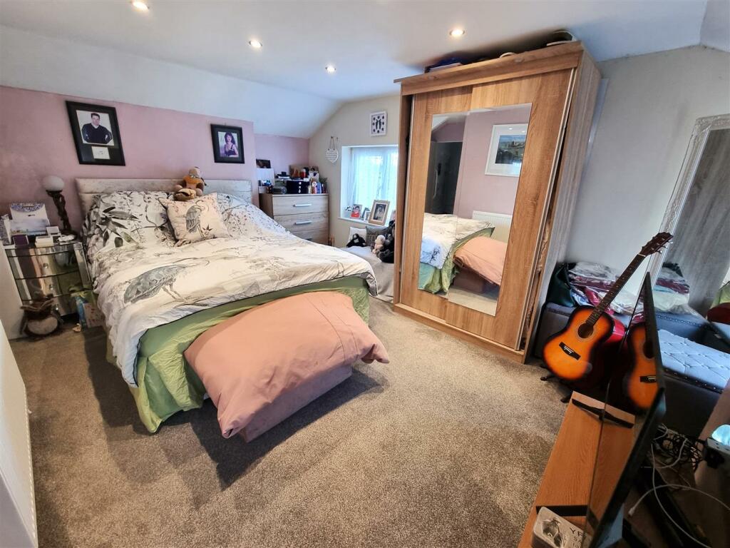 Bedroom 1.jpg