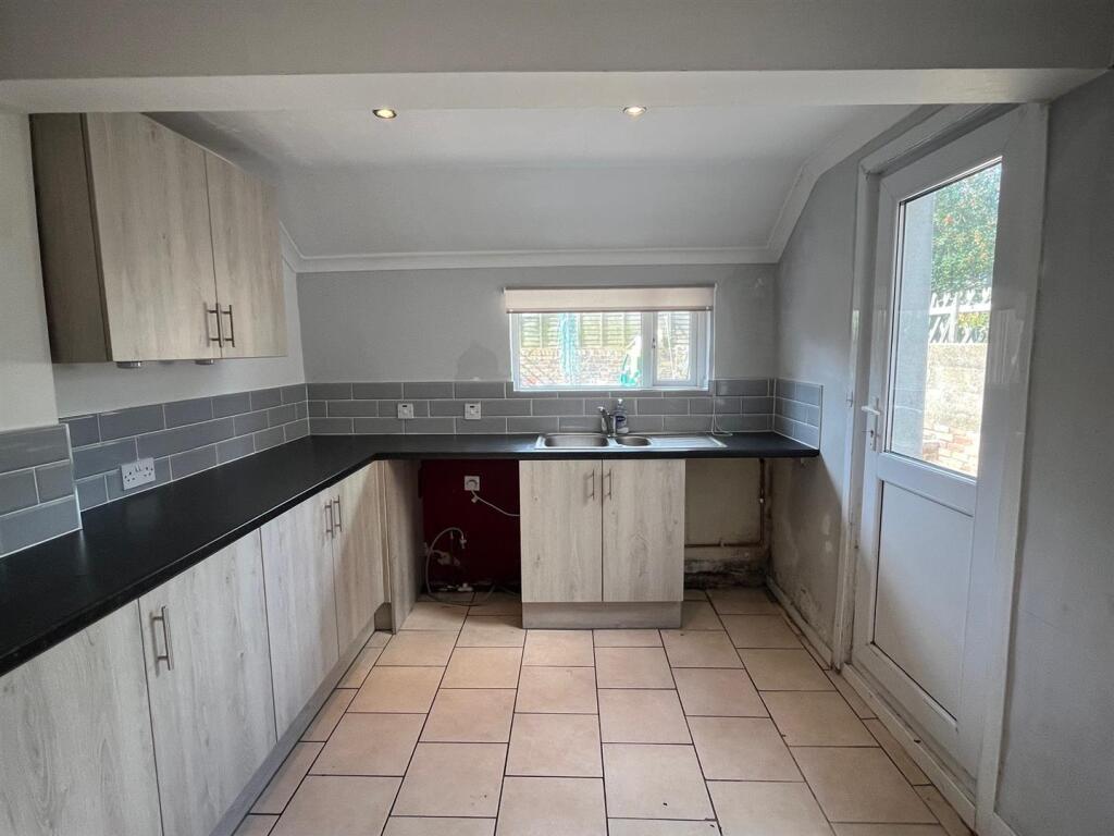 Kitchen 2.jpg
