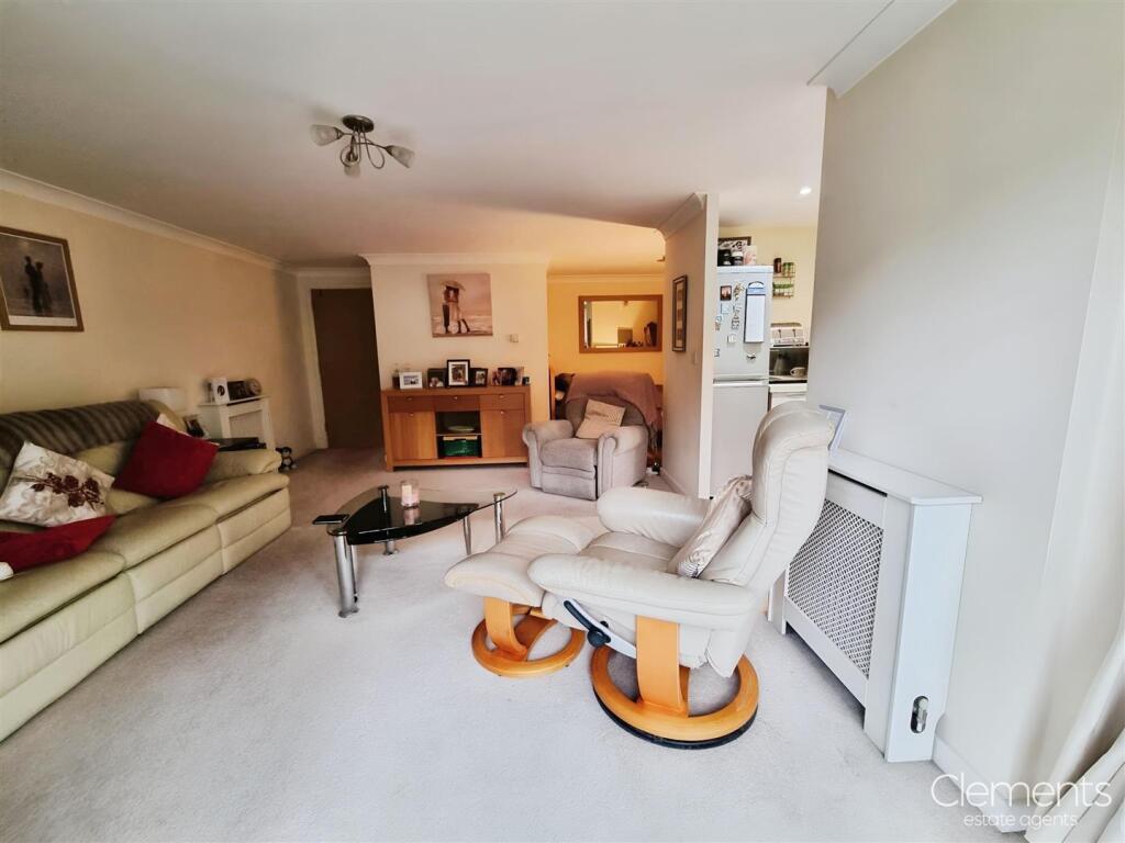 Living Room/Dining Area