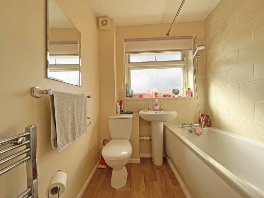 Whitleigh Avenue 64 Bathroom.jpg