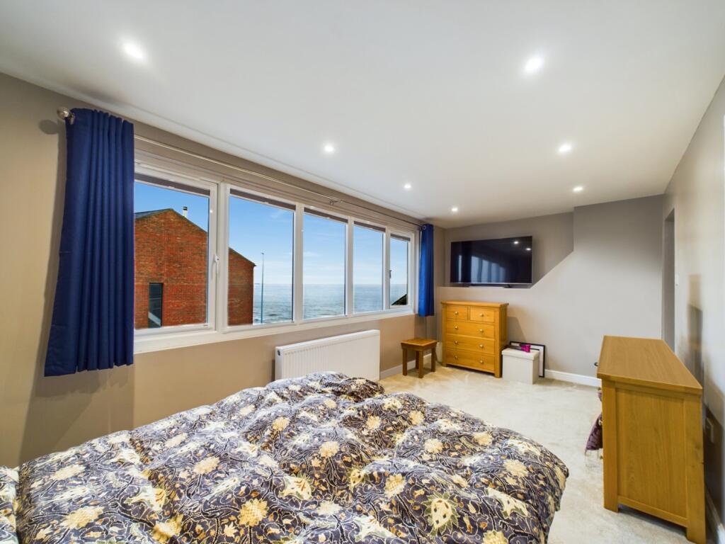 CAM02195G0-PR0063-STILL029