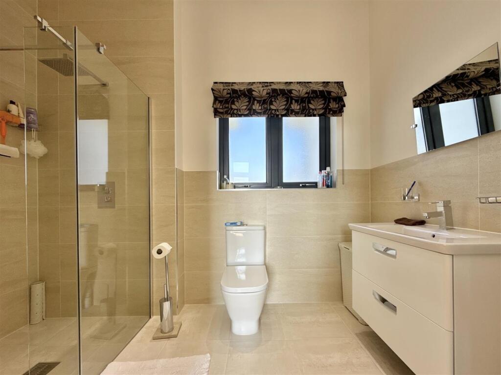 Bedroom 1 Ensuite.jpeg