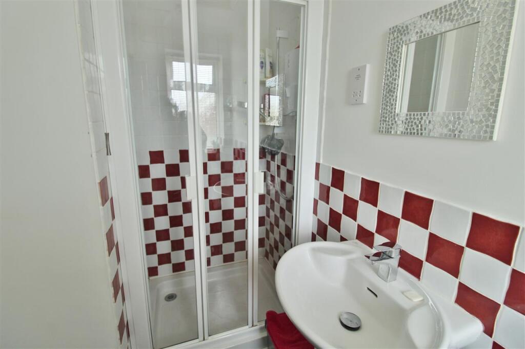 EN-SUITE SHOWER ROOM