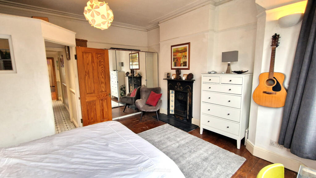 FRONT BEDROOM