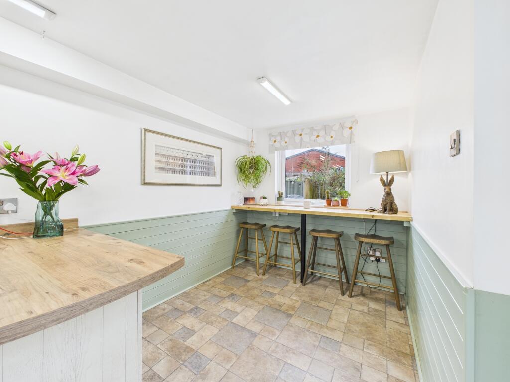 CAM04825G0-PR0244-STILL006