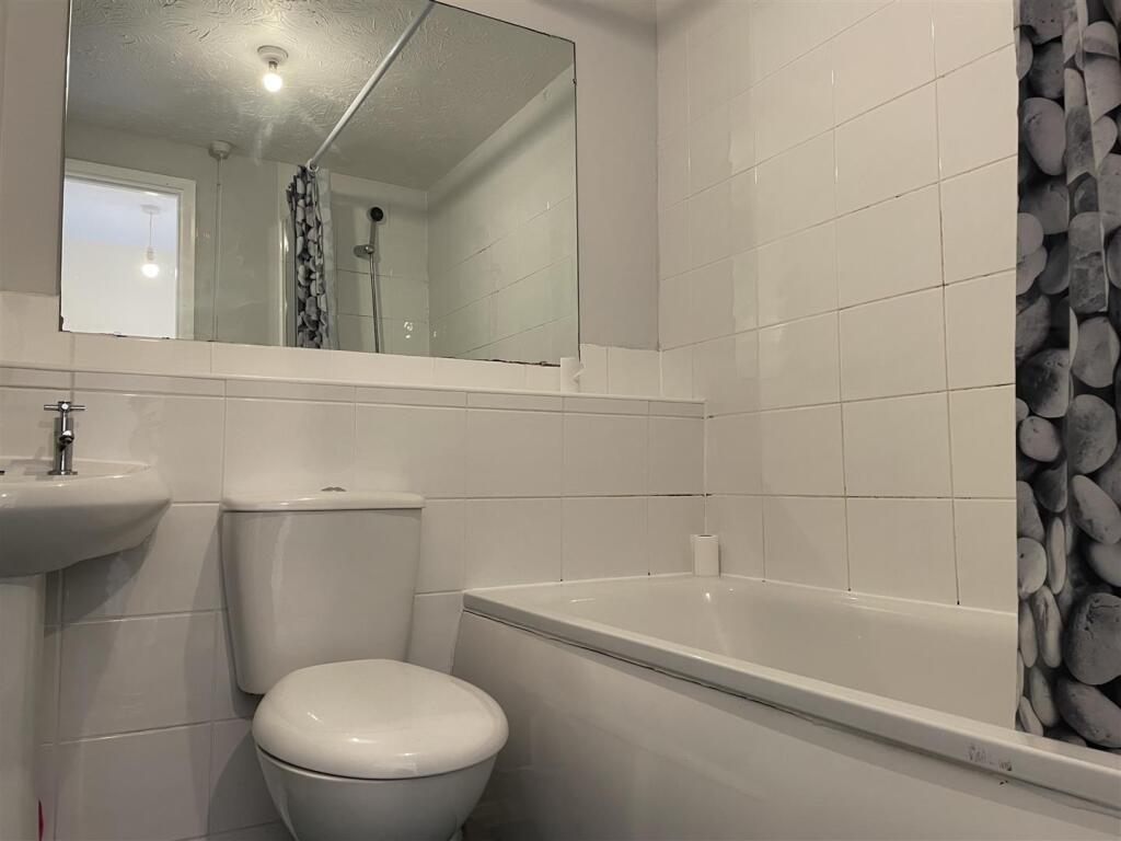 35 Cuckoo Close bathroom.jpeg